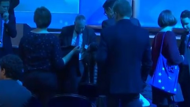 Bakan aniden merdivenden düştü !