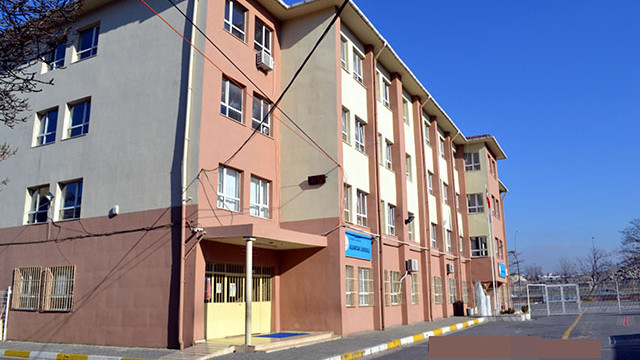 Avcılar'da binaları riskli bulunan 2 okul tatil edildi