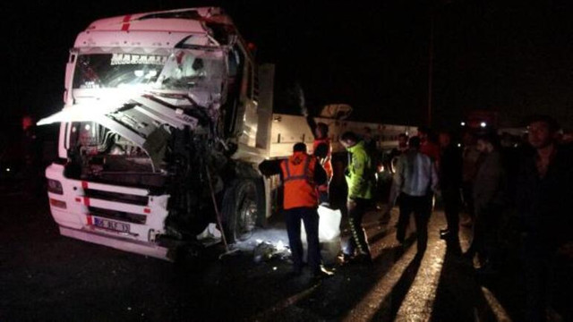 TEM'de iki TIR çarpıştı ! Yol kapandı: 1 yaralı