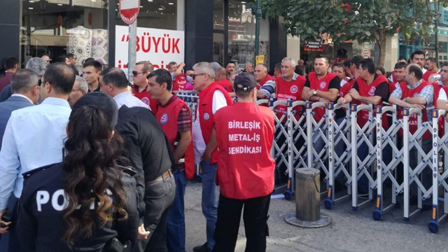 İşçiler AK Parti il binasına yürümek istedi: Polis durdurdu