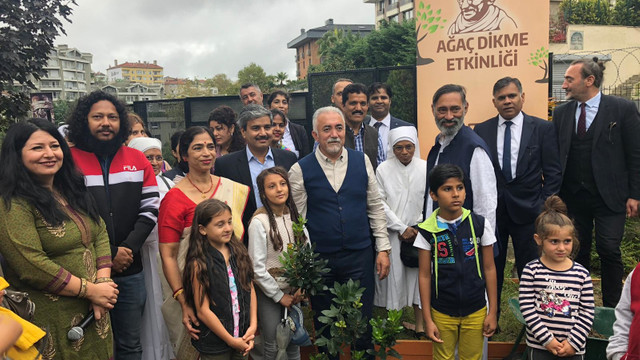 Gandhi'nin doğum gününde renkler bir arada