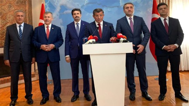 Ahmet Davutoğlu sahaya iniyor ! Tarih belli oldu