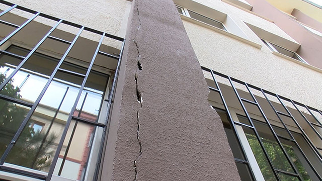 Rezalet! İstanbul'da öğrencileri hasarlı okula çağırdılar!