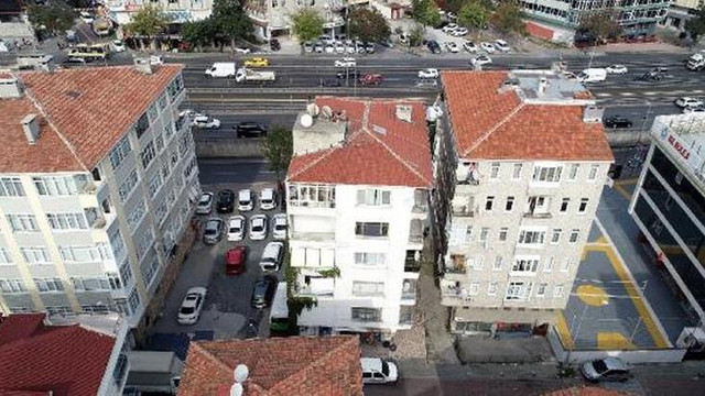 26 yıldır eğik duran bina mühürlendi