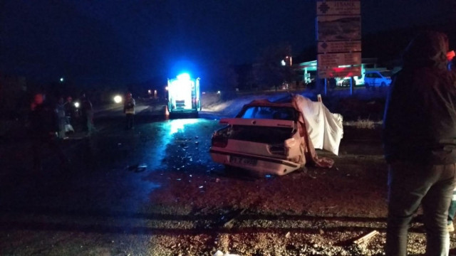 İki otomobil kafa kafaya çarptıştı: 2 ölü, 2 yaralı