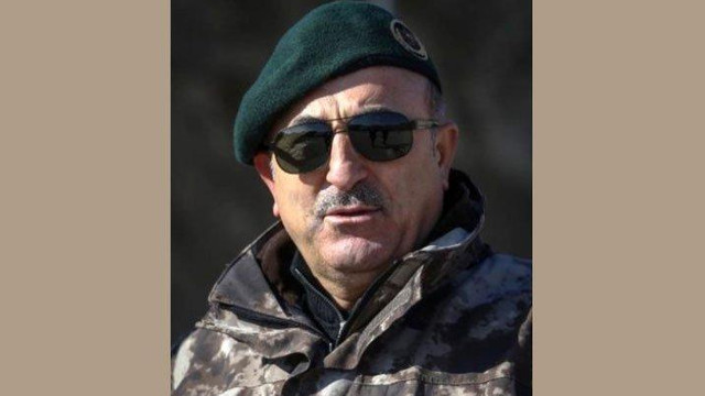 Bakan Çavuşoğlu'ndan askeri üniformalı fotoğraf
