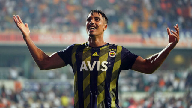 Fenerbahçe'de Nabil Dirar ameliyat oldu