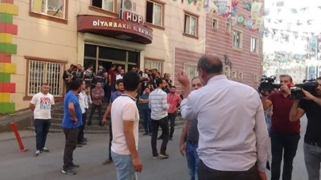 Diyarbakır'da HDP binası önünde gerginlik !
