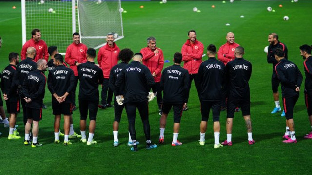 A Milli Futbol Takımı'nda Emre Belözoğlu takımla çalıştı