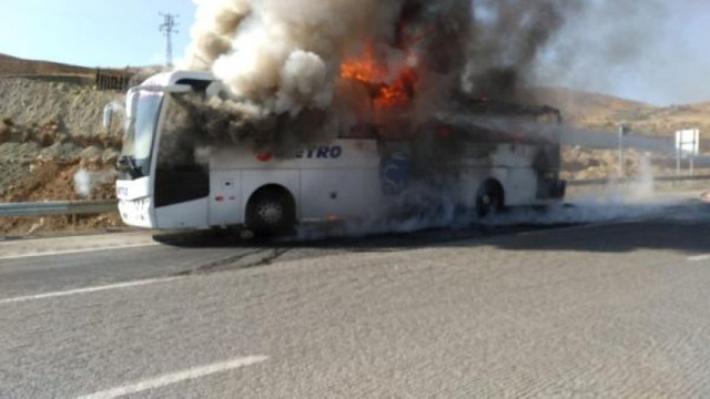 Metro Turizm'e ait yolcu otobüsü yandı