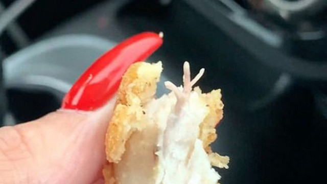 Fast food devinde skandal! Hamburgerin içinden çıkan şoke etti