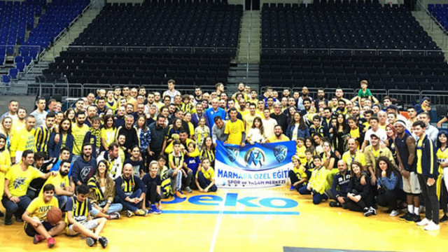 Fenerbahçe Beko'ya taraftarlardan moral ziyareti