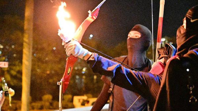 Polise ateşli ok fırlattılar