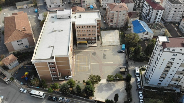 Liseli genç kız sınava girmemek için 2. kattan aşağı atladı