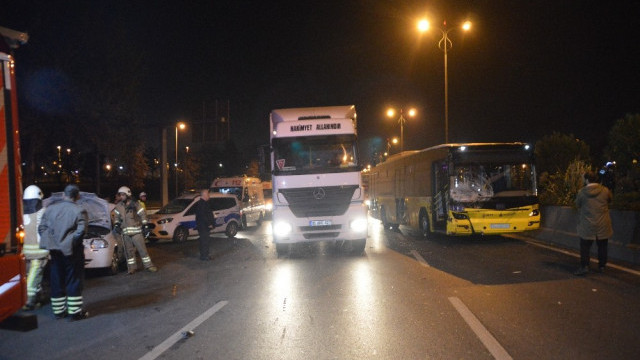 İETT otobüsü, otomobile çarptı: Yaralılar var