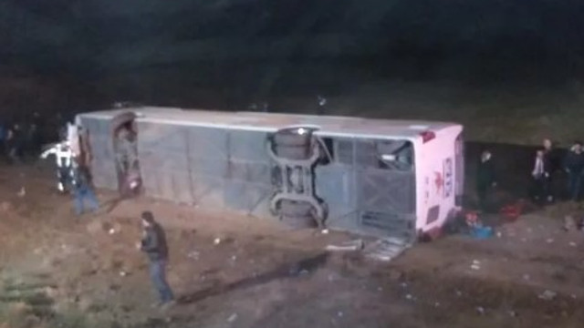 Aksaray'da yolcu otobüsü devrildi: 1 ölü, 20 yaralı