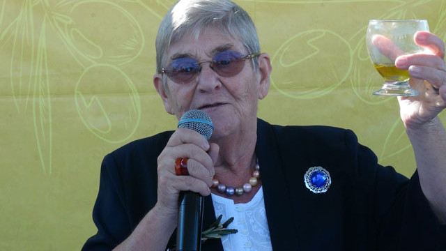 Canan Karatay canlı yayında bardak bardak içti