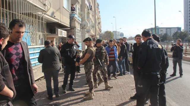 Polisin silahını almaya çalışınca...