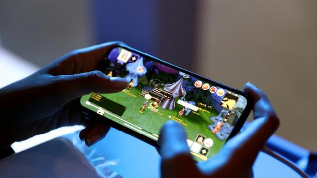 Gece boyunca telefonla oynayan kişi kör oldu