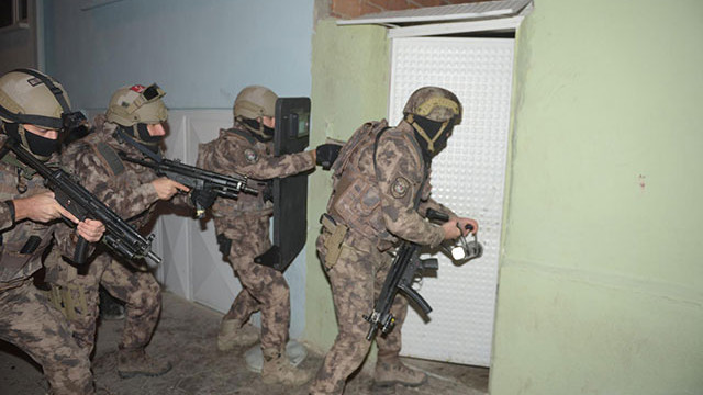Sabaha karşı uyuşturucu tacirlerine baskın