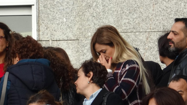 Yüzlerce öğretmen adliyenin önünde