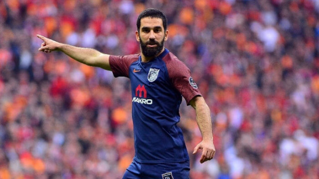 Arda Turan maç öncesi Fatih Terim'in elini öptü