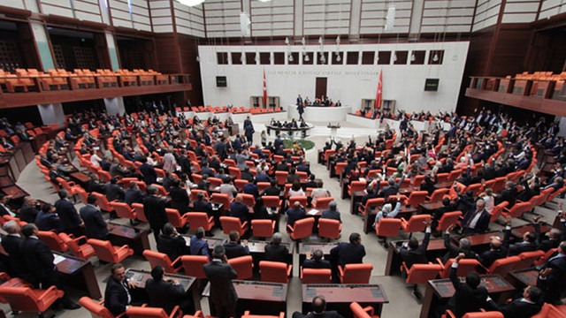 Meclis'te AK Partililer HDP'lilerin üzerine yürüdü