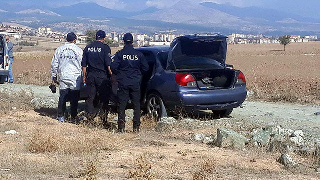 Kadın arkadaşını öldürüp yanındaki erkeği yaraladı