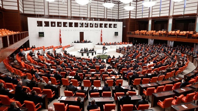 TBMM karıştı! AK Partililer ile CHP'liler birbirine girdi