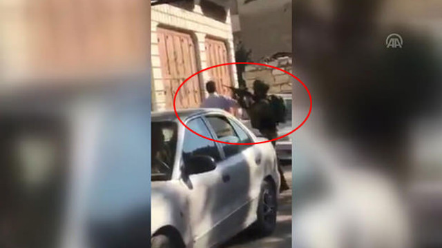 İsrail terörü bitmiyor ! Çocuğunun gözü önünde silah doğrulttular