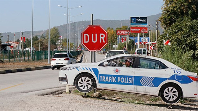 Maket trafik aracının tepe lambasını ve aküsü çalındı