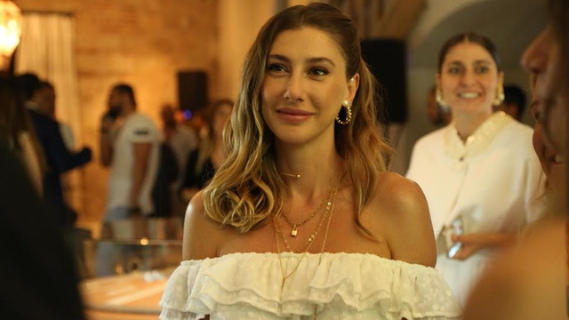 Şeyma Subaşı derin bacak dekolteli pozlarını paylaştı !