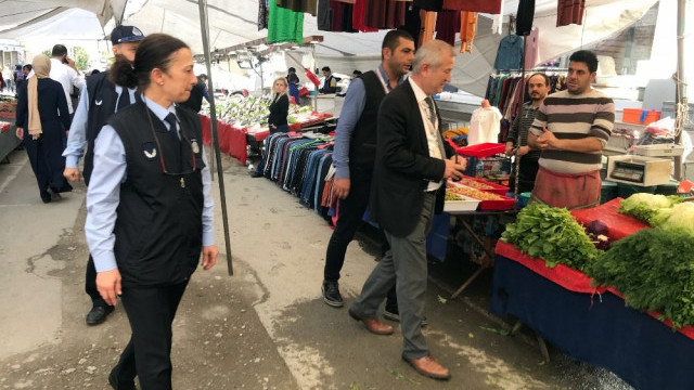 Pazarcılar elde kalan ıspanağı çiğ çiğ yedi