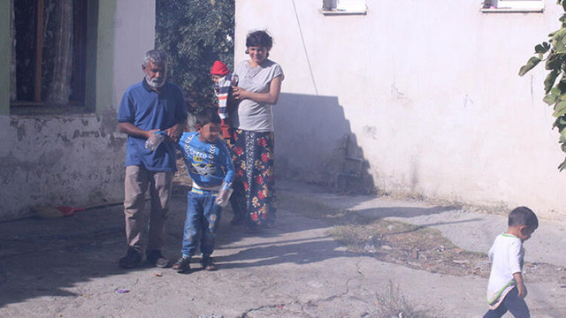 Minik çocuğun dramı! Ellerini plastik şişeye bağlamak zorunda kaldılar