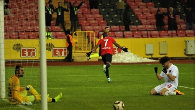 Galatasaray ve Fenerbahçe Jesse Sekidika'nın peşinde!