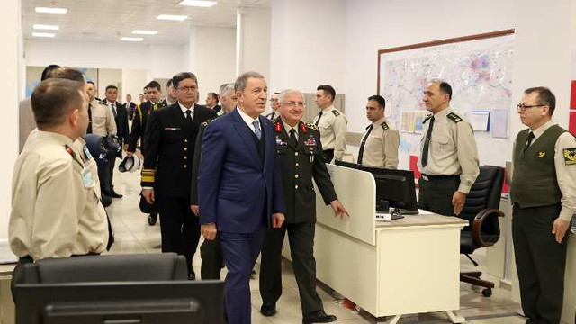 Bakan Akar'dan S-400 resti!