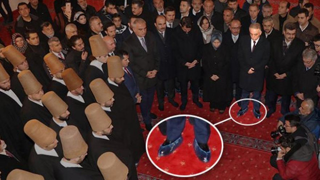 Vali Toprak, camiye galoşla girdi