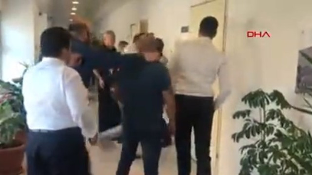 Belediye Başkan Yardımcısını rehin almıştı: Kına yakın !