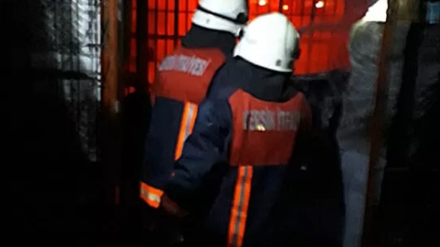 Sabaha karşı büyük yangın! 4 iş yeri kül oldu