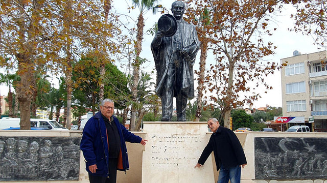 Atatürk Anıtı'na çirkin saldırı !