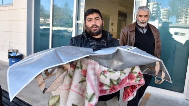 Bebeğinin cenazesini battaniyeye sarıp götürdü