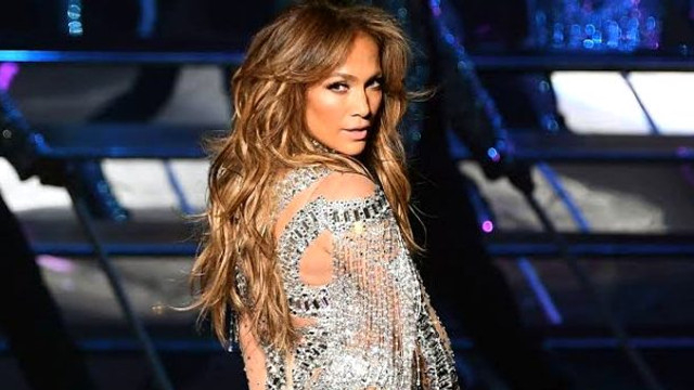 Jennifer Lopez kusursuz fiziğiyle hayran bıraktı