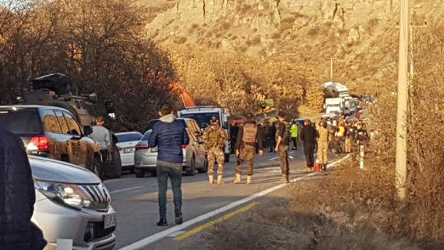 Askerleri taşıyan zırhlı araç devrildi: Yaralı askerler var