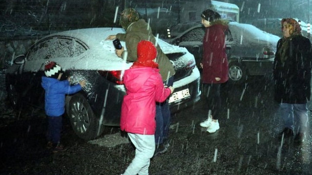 Meteoroloji uyarmıştı ! İstanbul'un yanı başında kar yağışı