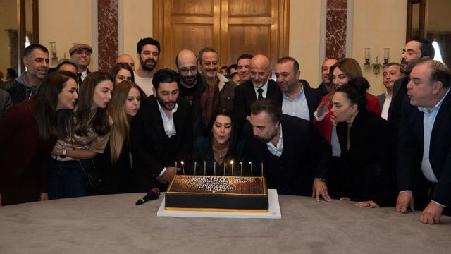 Eşkıya Dünyaya Hükümdar Olmaz oyuncularından 150. bölüm kutlaması