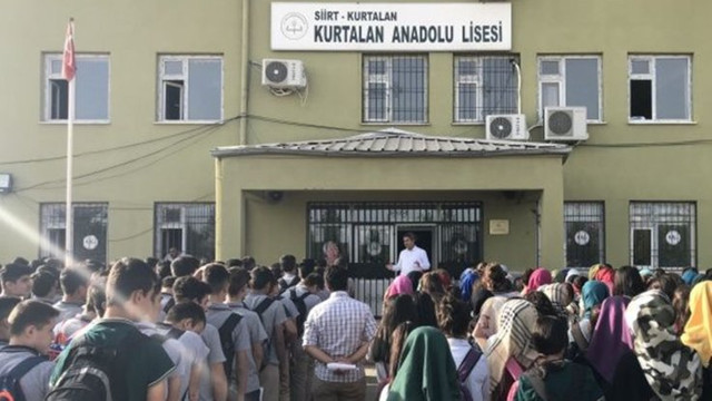 Etek boyu ölçen okul müdürü açığa alındı