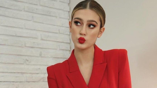 Itır Esen'in göğüs dekoltesi dikkat çekti