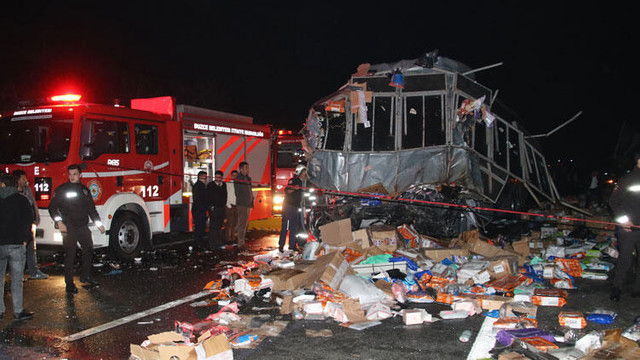 Yolcu otobüsü ile kargo TIR'ı çarpıştı: 2 ölü, 23 yaralı