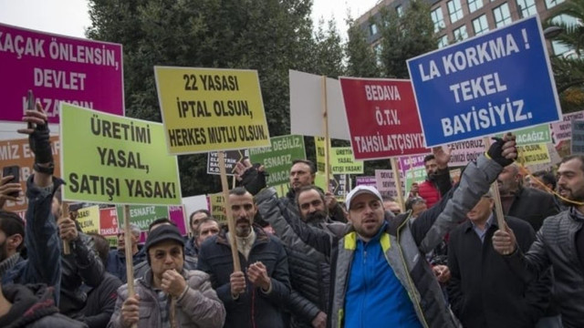 Tekelciler eylemde: ''Alkol satışı saat 22.00'da bitmesin''