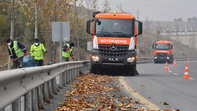 Başkent sokaklarında yaprak temizliği